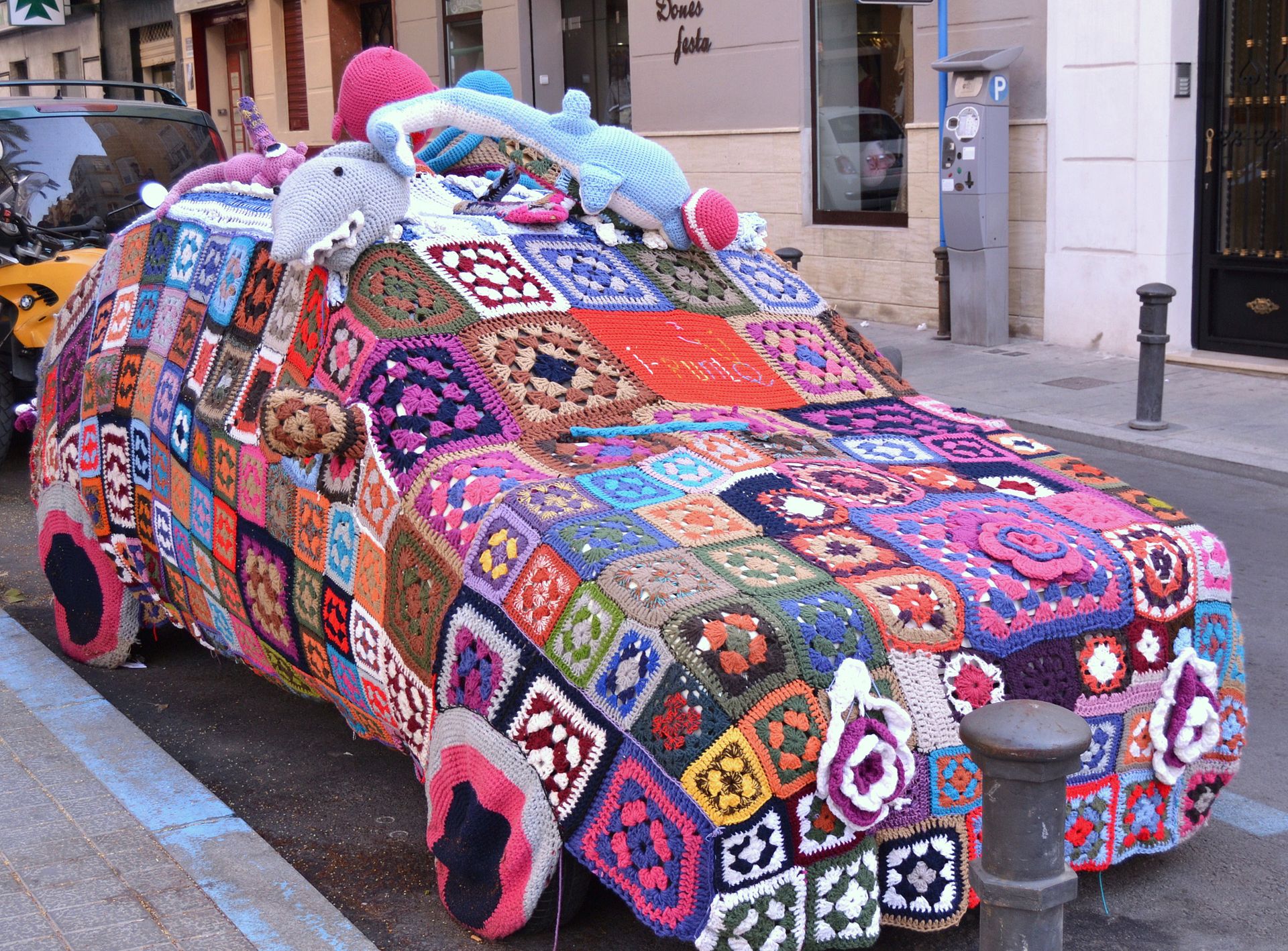 Cotxe_cobert_yarn_bombing_plac_a_Nova_Alacant.jpg