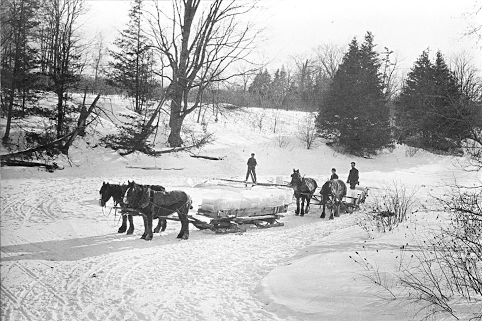 Cutting_Ice_on_the_river.jpg