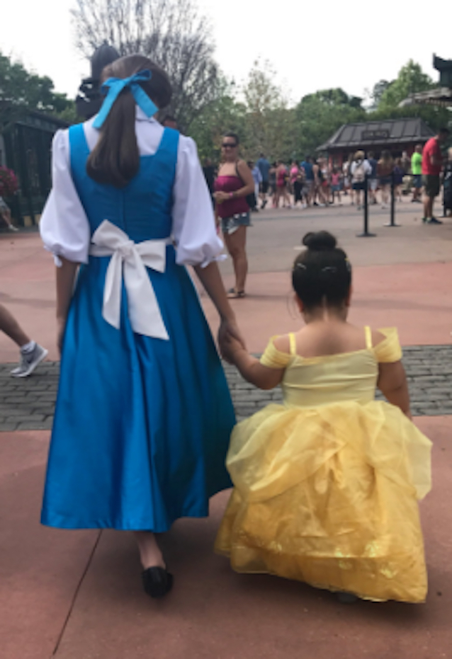 Daisy-meets-belle-in-disney-3.jpg