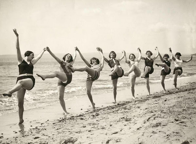 Dancing-on-the-Beach-Bournemouth-1925.jpg