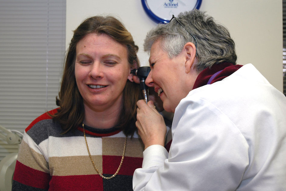 Doctor_examines_patients_ear.jpg