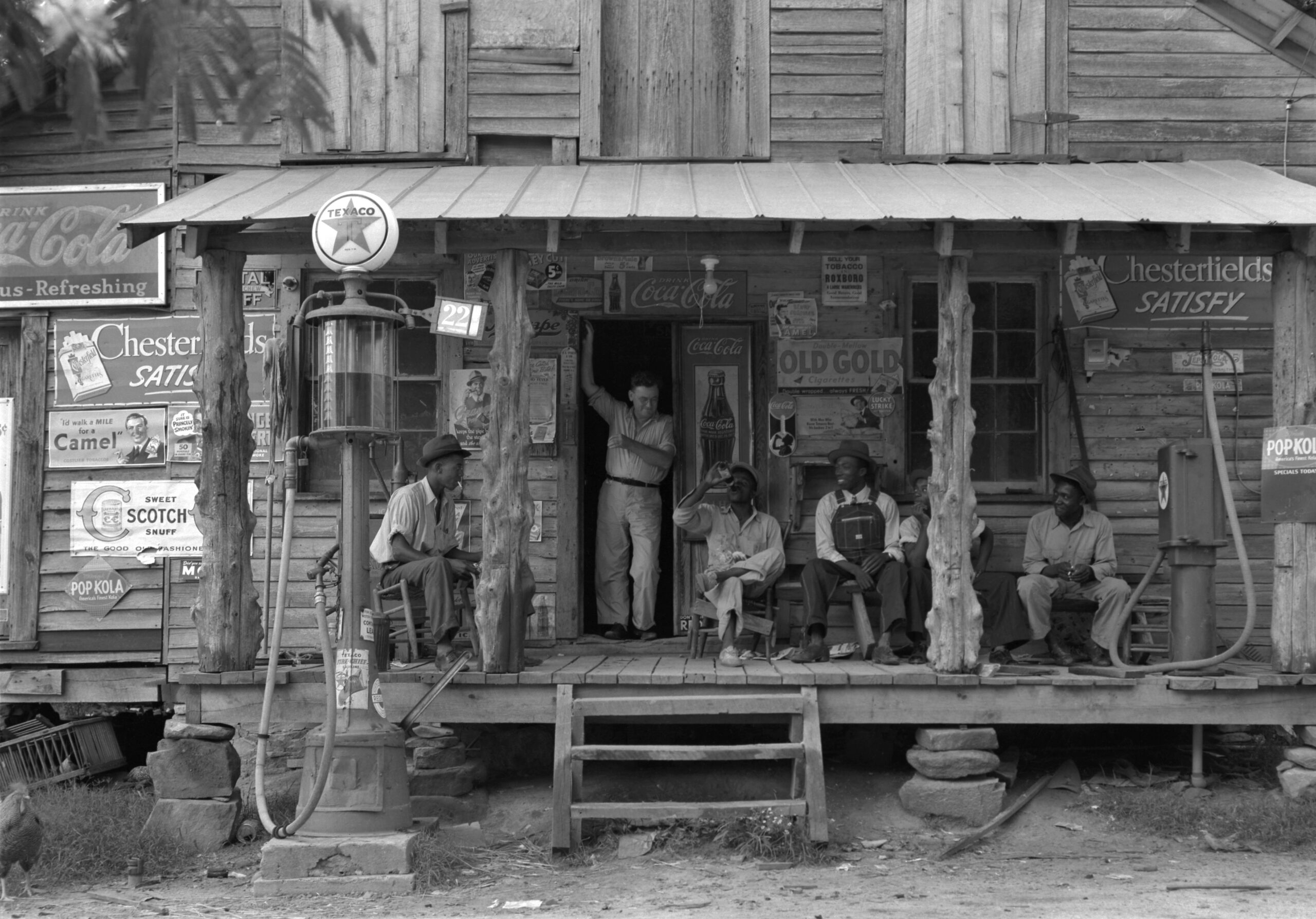 Dorothea_Lange_Country_store_on_dirt_road_Gordonton_North_Carolina_1939.jpg