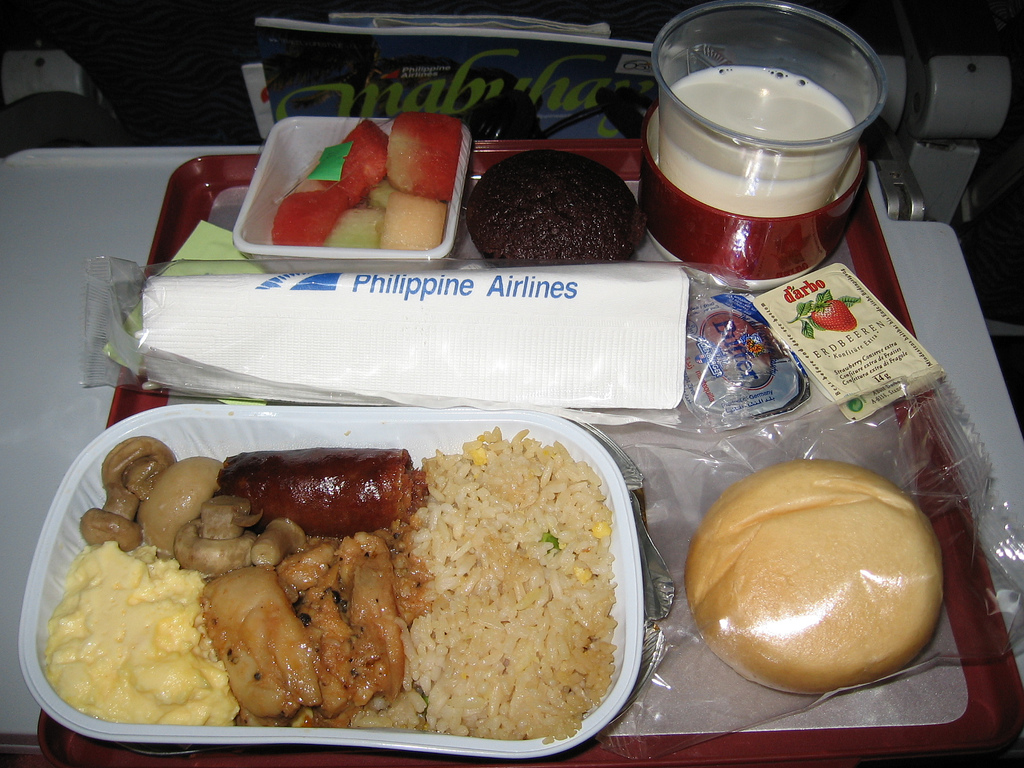 Economy_breakfast_onboard_a_PAL_flight.jpg
