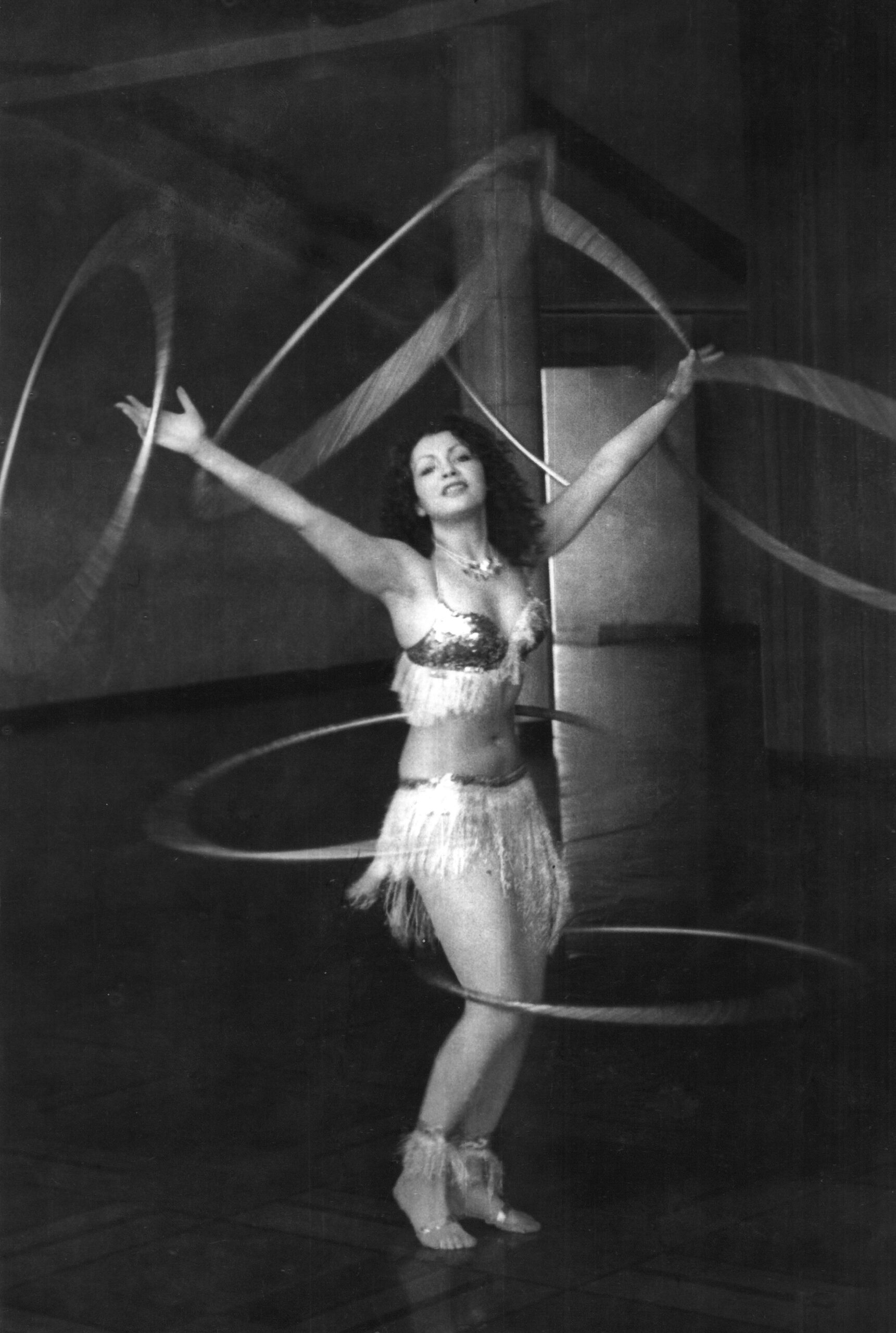 Elena_Ringo_performing_with_six_hula_hoops.jpg