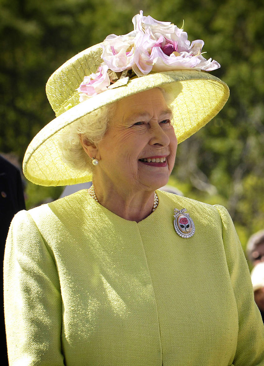 Elizabeth_II_greets_NASA_GSFC_employees_May_8_2007_edit-2.jpg