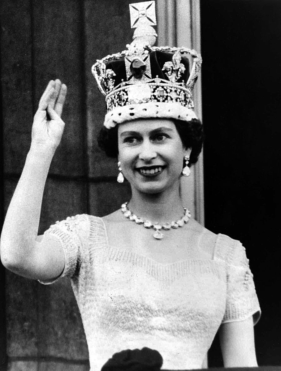Elizabeth_II_waves_from_the_palace_balcony_after_the_Coronation_1953.jpg
