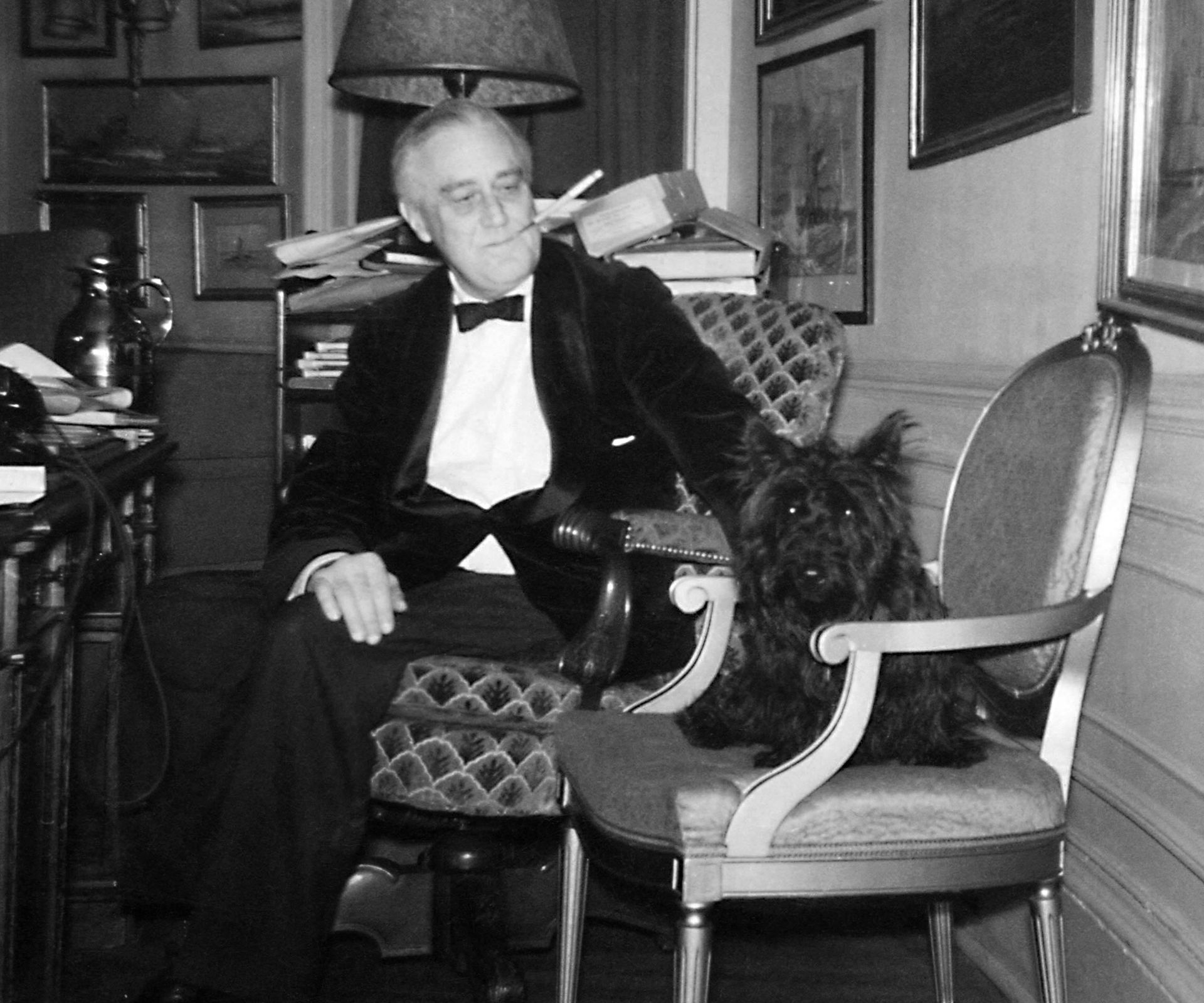 FDR-Fala-White-House-1941-crop.jpg