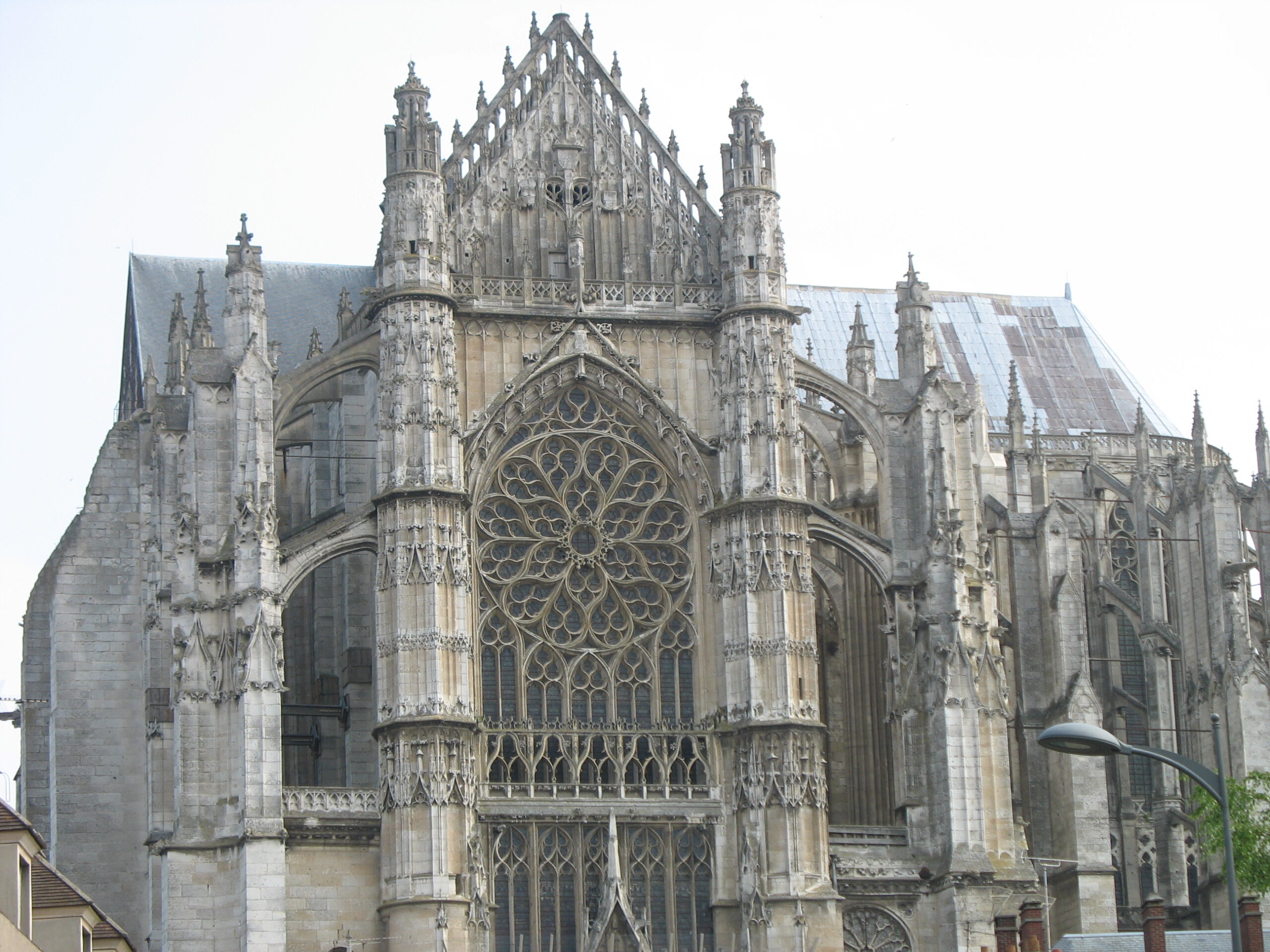 Fa_ade_sud_de_la_cath_drale_de_Beauvais.jpg