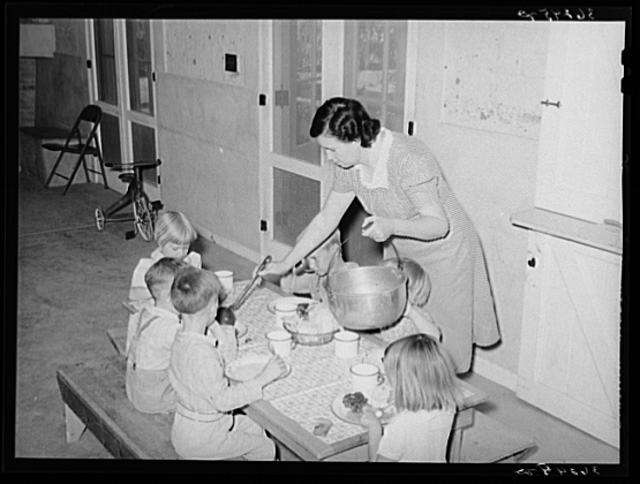 Female_Worker_in_WPA_Lunchroom_Great_Depression_Era.jpg Female_Worker_in_WPA_Lunchroom_Great_Depression_Era.jpg