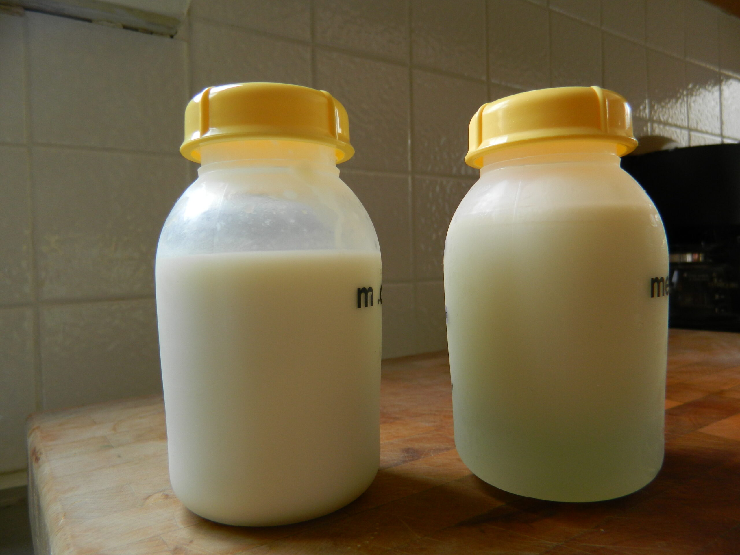 Formula_and_breastmilk.jpg