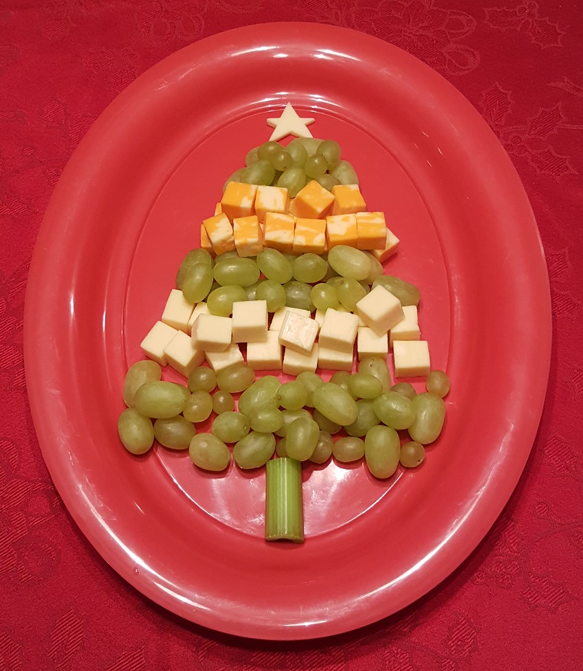 Fruit-Cheese-Christmas-Tree-_-Desiree-O-_-LittleThings-_-11.jpg