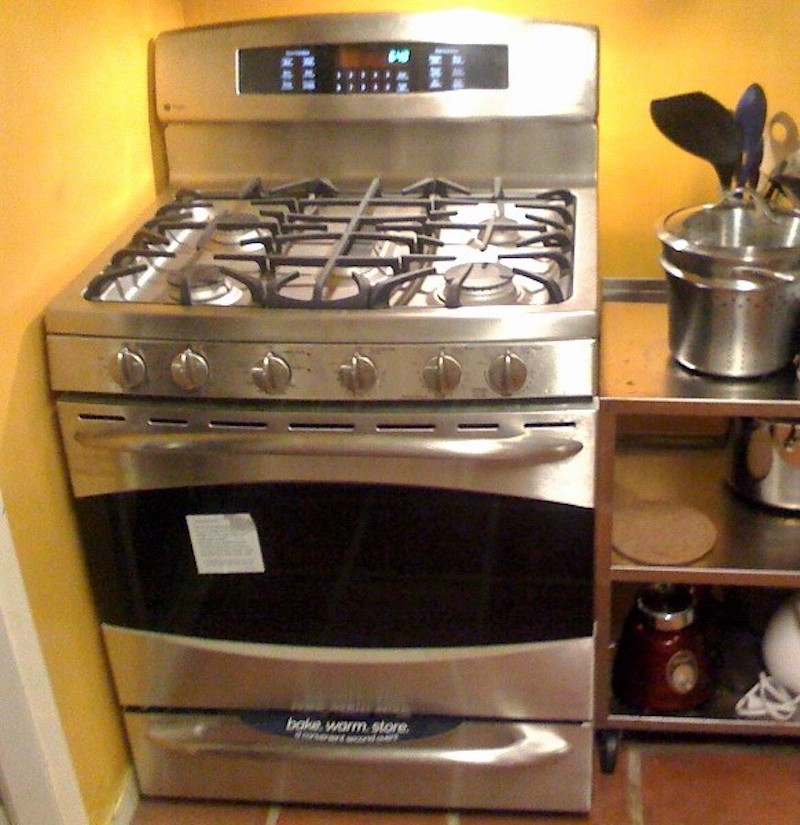 Gas_stove_with_oven_2009.jpg