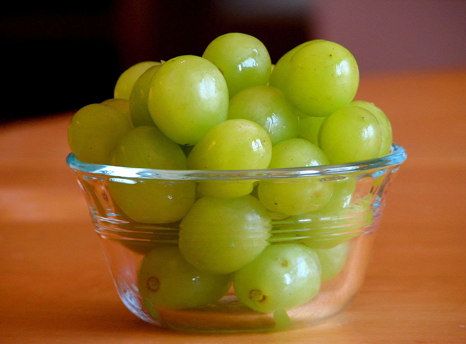 Grapes_in_a_bowl.jpg