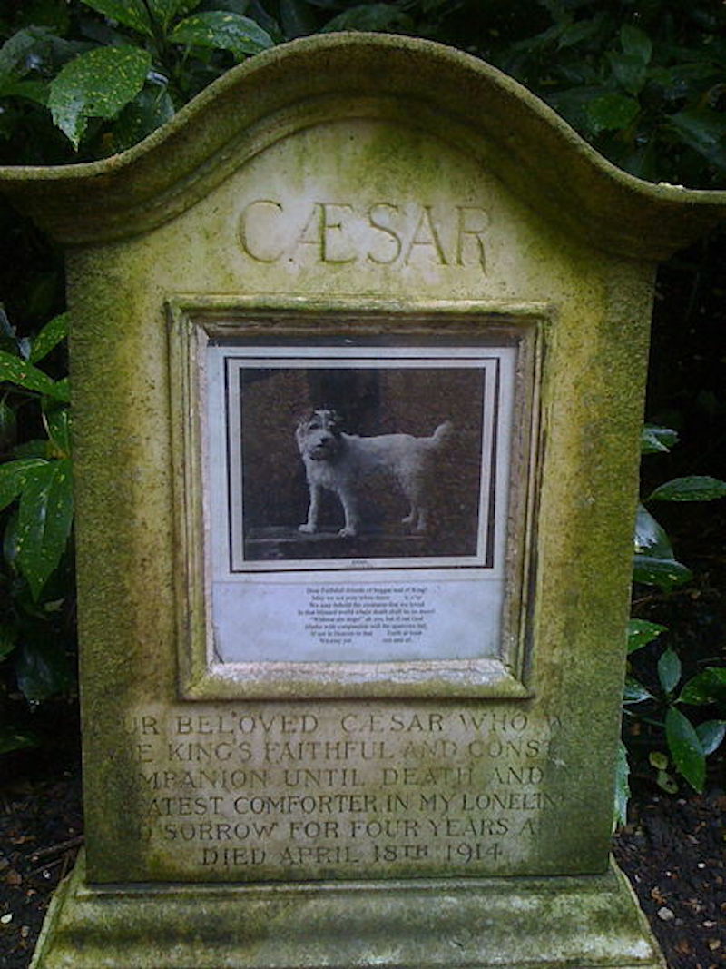 Grave_at_the_Royal_Pet_Cemetery_Marlborough_House.jpg