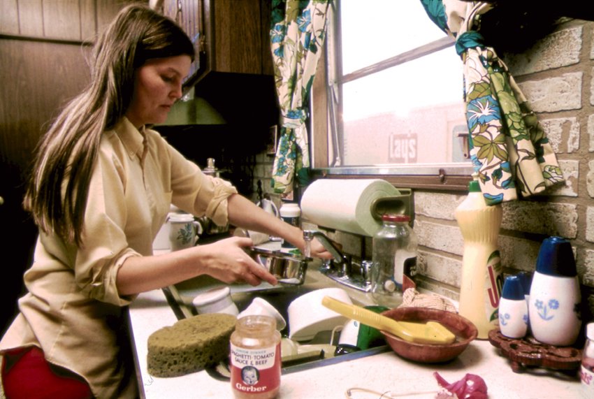 HOUSEWIFE_IN_THE_KITCHEN_OF_HER_MOBILE_HOME_IN_ONE_OF_THE_TRAILER_PARKS._THE_TWO_PARKS_WERE_CREATED_IN_RESPONSE_TO._-_NARA.jpg