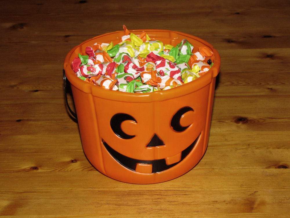 Halloween_candy_bucket.jpg