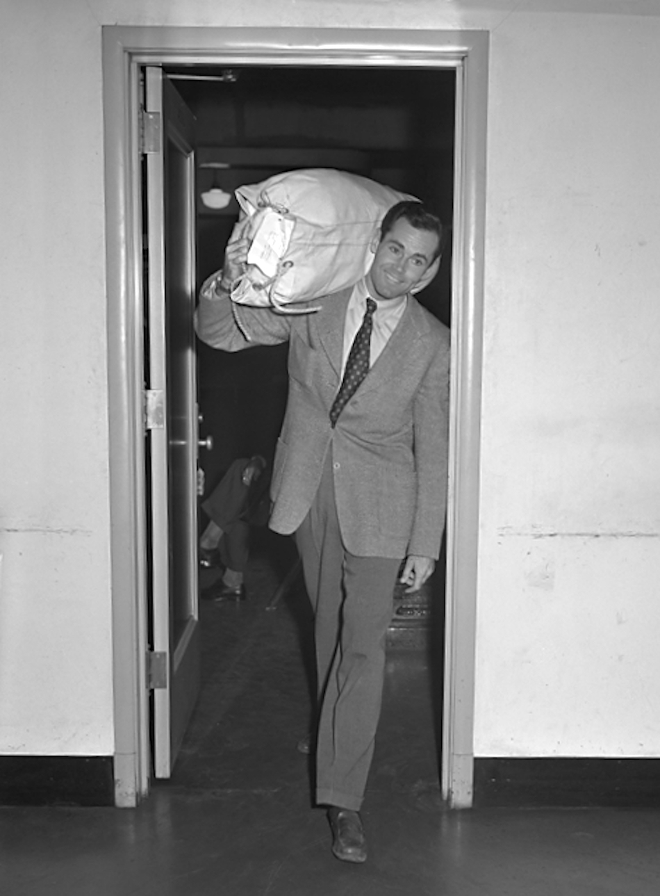 Henry_Fonda_enlisting_in_United_States_Navy_1942.jpg