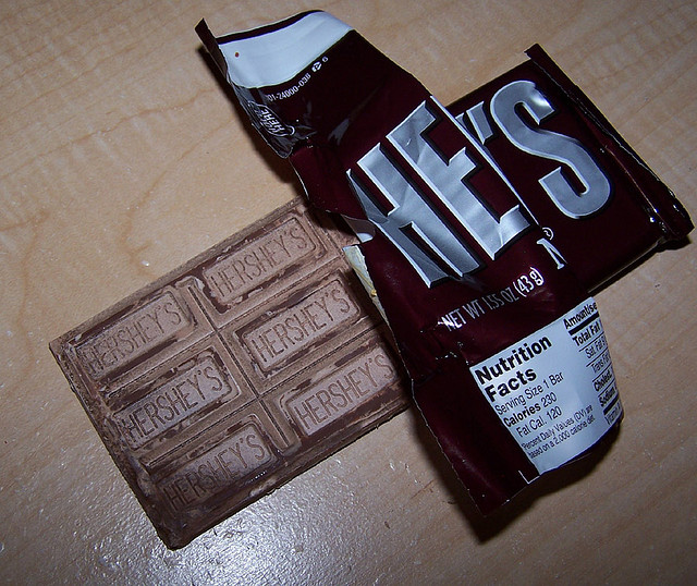 Hersheys_Bar_with_Chocolate_Bloom.jpg