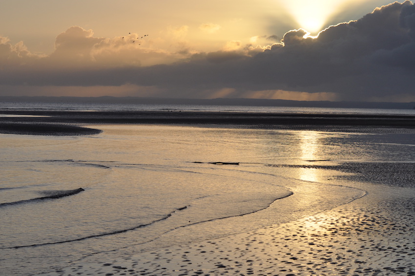 Hervey_Bay_Sunrise_-_panoramio.jpg