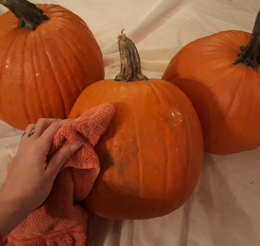 I-Made-Drip-Painting-Pumpkins-_-Desiree-O-_-LittleThings-_-3.jpg