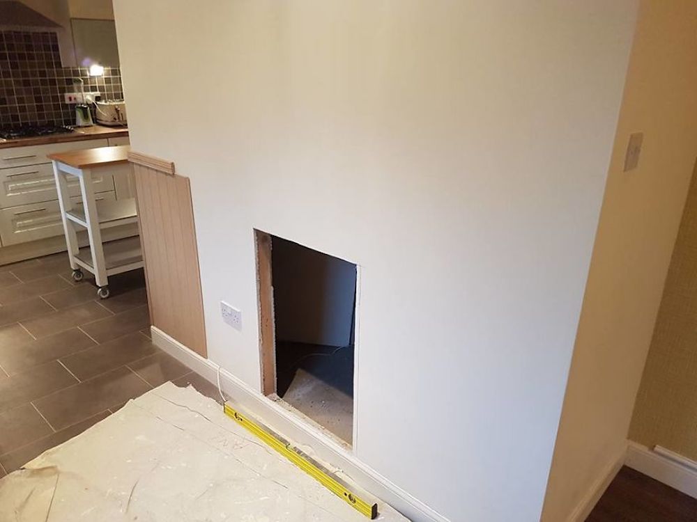 I-built-my-dog-a-Hairy-Paw-tor-room-under-the-stairs-and-it-turned-out-better-than-expected-5a65d58707459__880.jpg
