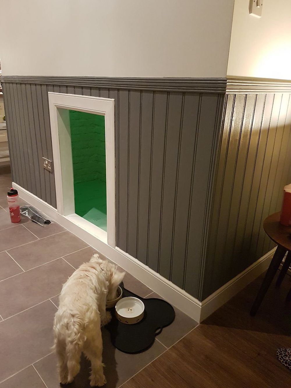 I-built-my-dog-a-Hairy-Paw-tor-room-under-the-stairs-and-it-turned-out-better-than-expected-5a65d894299ae__880.jpg