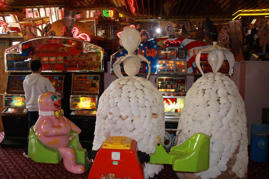 I-made-twelve-life-size-ladies-from-real-shells-10__880.jpg