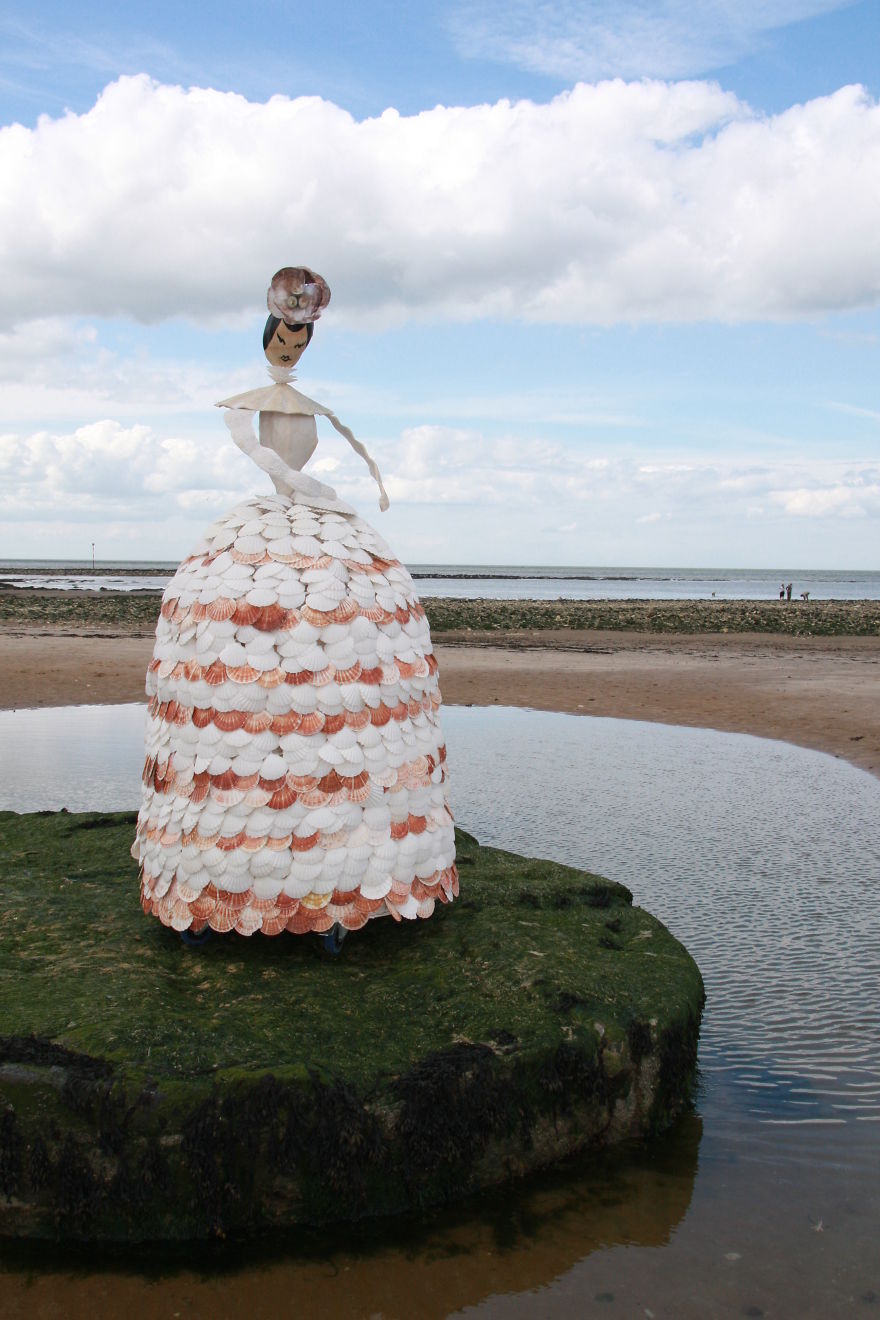 I-made-twelve-life-size-ladies-from-real-shells-12__880.jpg