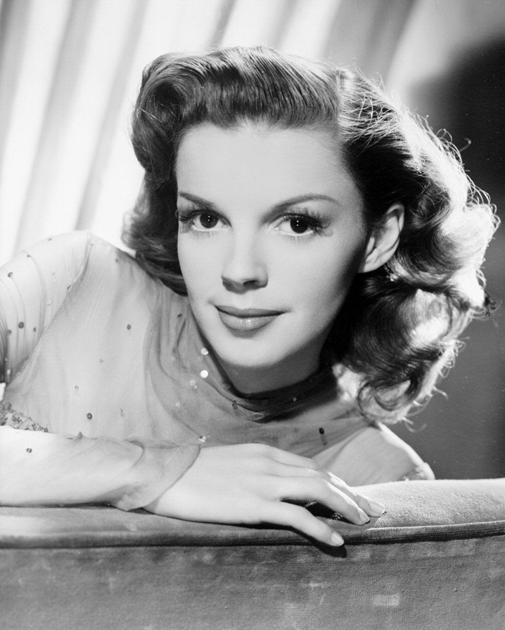 Judy_Garland_The_Harvey_Girls_MGM_Publicity_still.jpeg