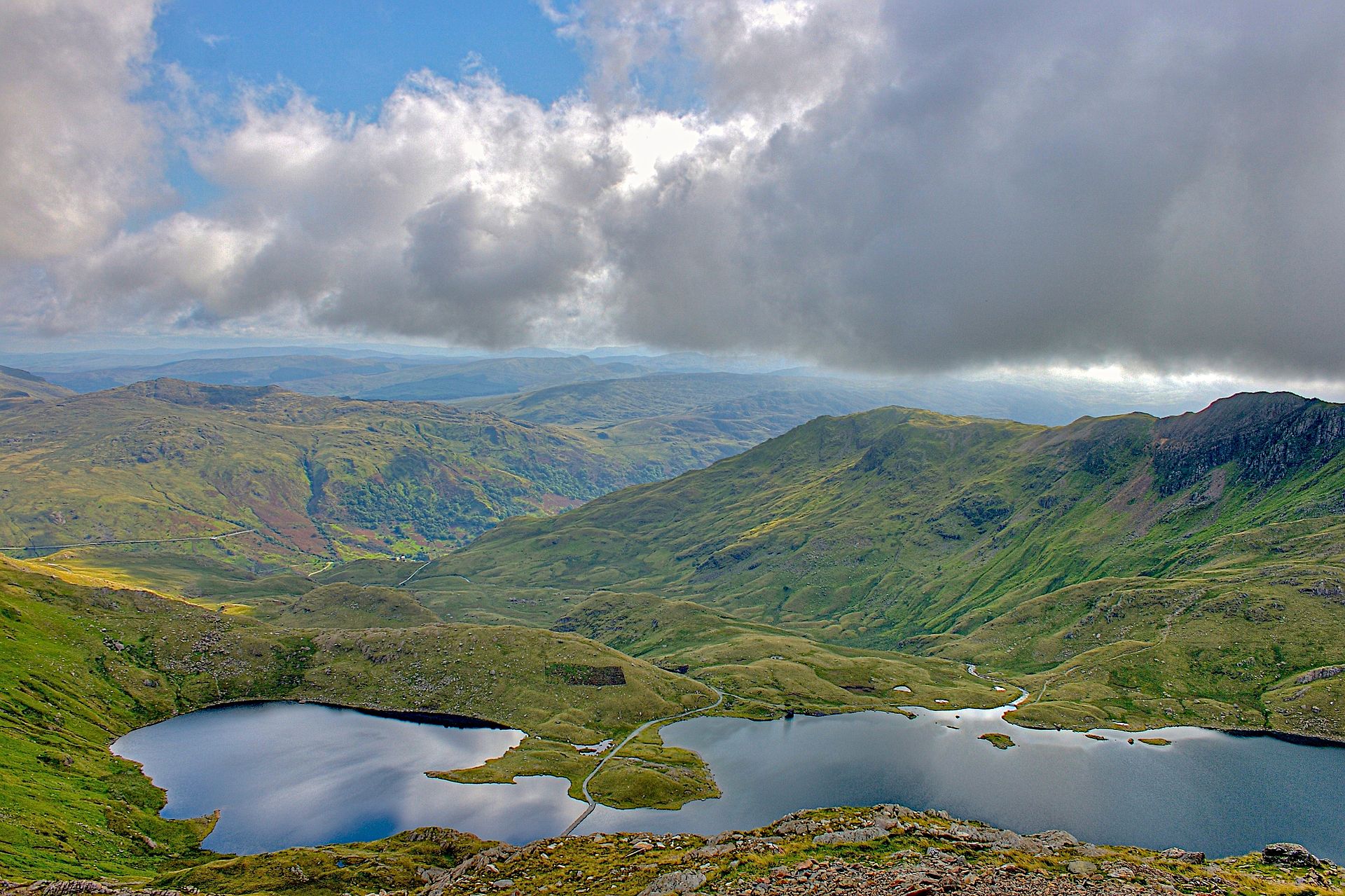 Llyn_Llydaw_from_Crib_Goch_2.jpg