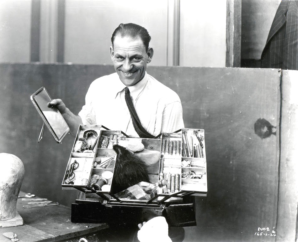 Lon_Chaney_With_Makeup_Kit.jpg