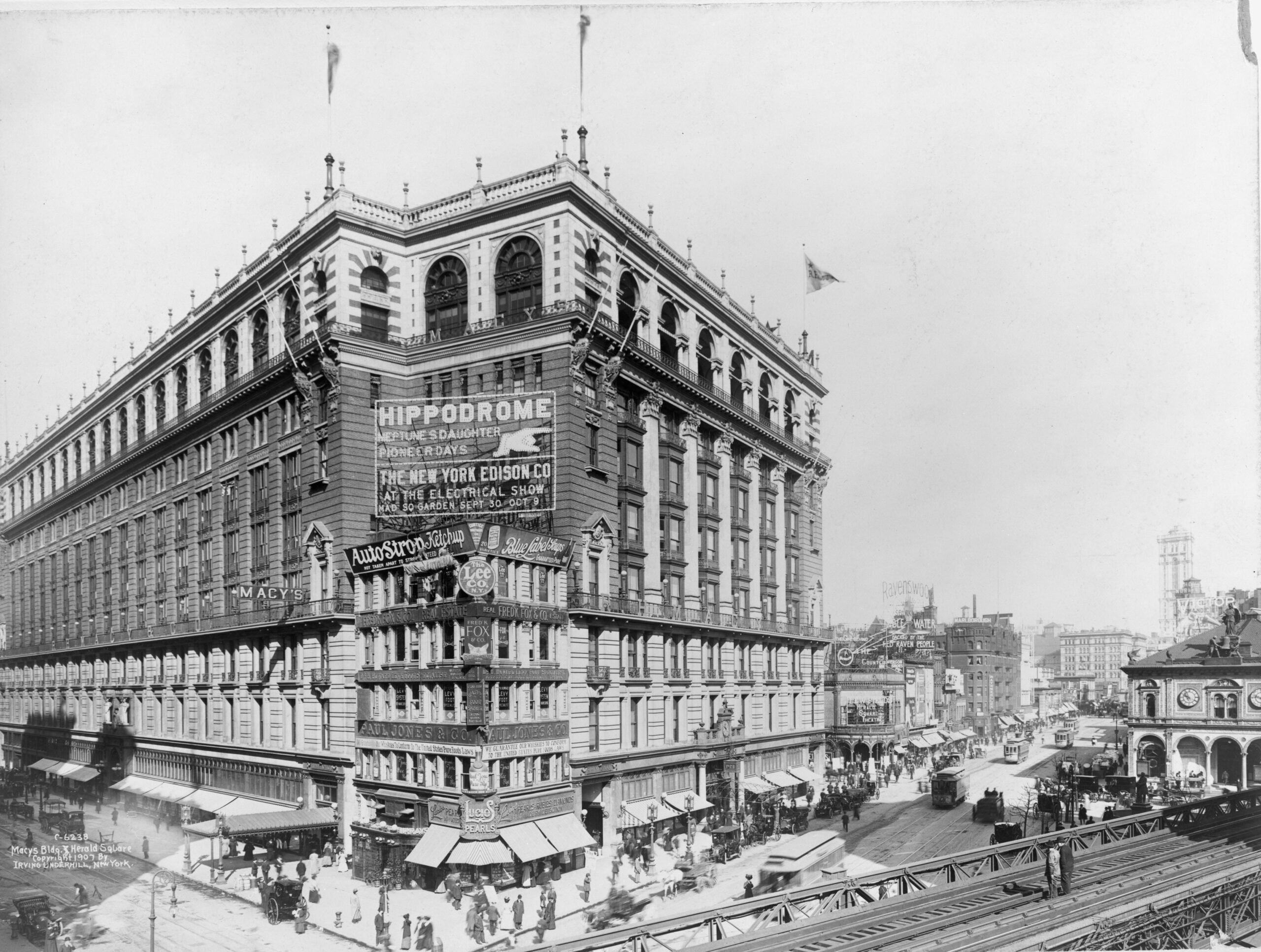 Macys_Herald_Square_LC-USZ62-123584.jpg