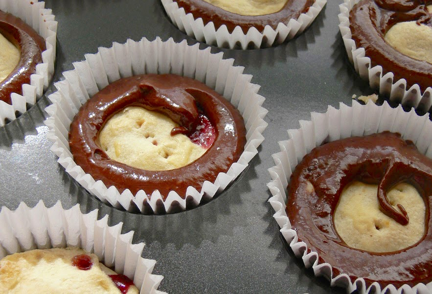 Making-the-CUP-PAKEN-2-Cherry-Pie-in-Chocolate-Cake.jpg