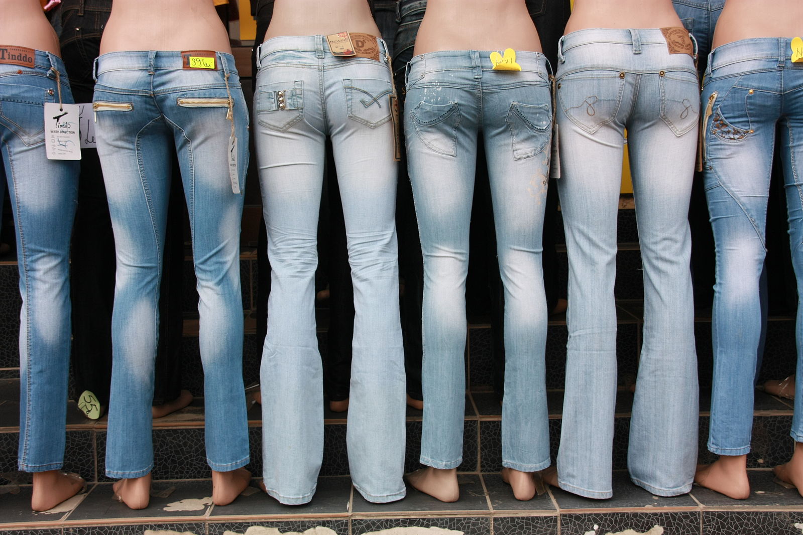 Mannequin_with_jeans.jpg