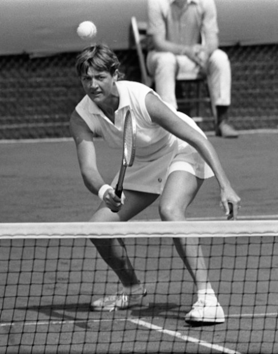 Margaret_Court_at_the_net_1970.jpg