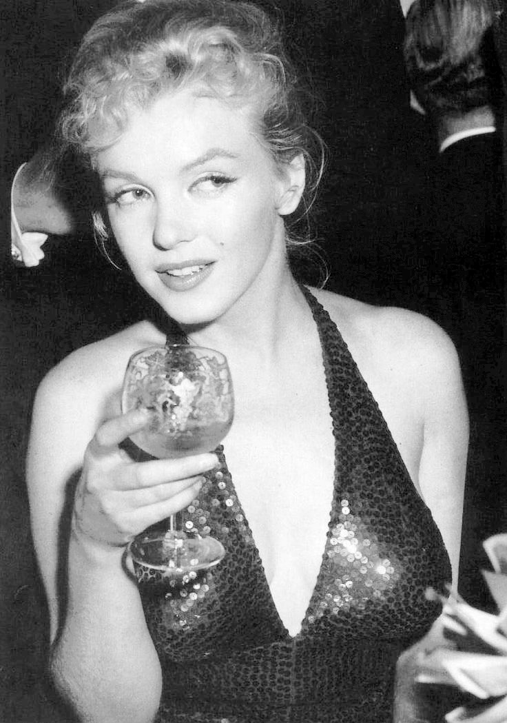 Marilyn_Monroe_April_in_Paris_Ball_1957.jpg