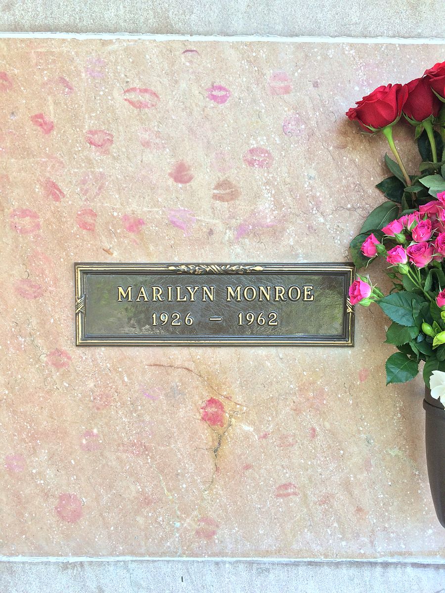 Marilyn_Monroe_Grave.jpg