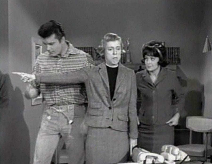 Max_Baer_Jr_Nancy_Kulp_and_Sharon_Tate_in_The_Beverly_Hillbillies_The_Giant_Jackrabbit_episode.jpg