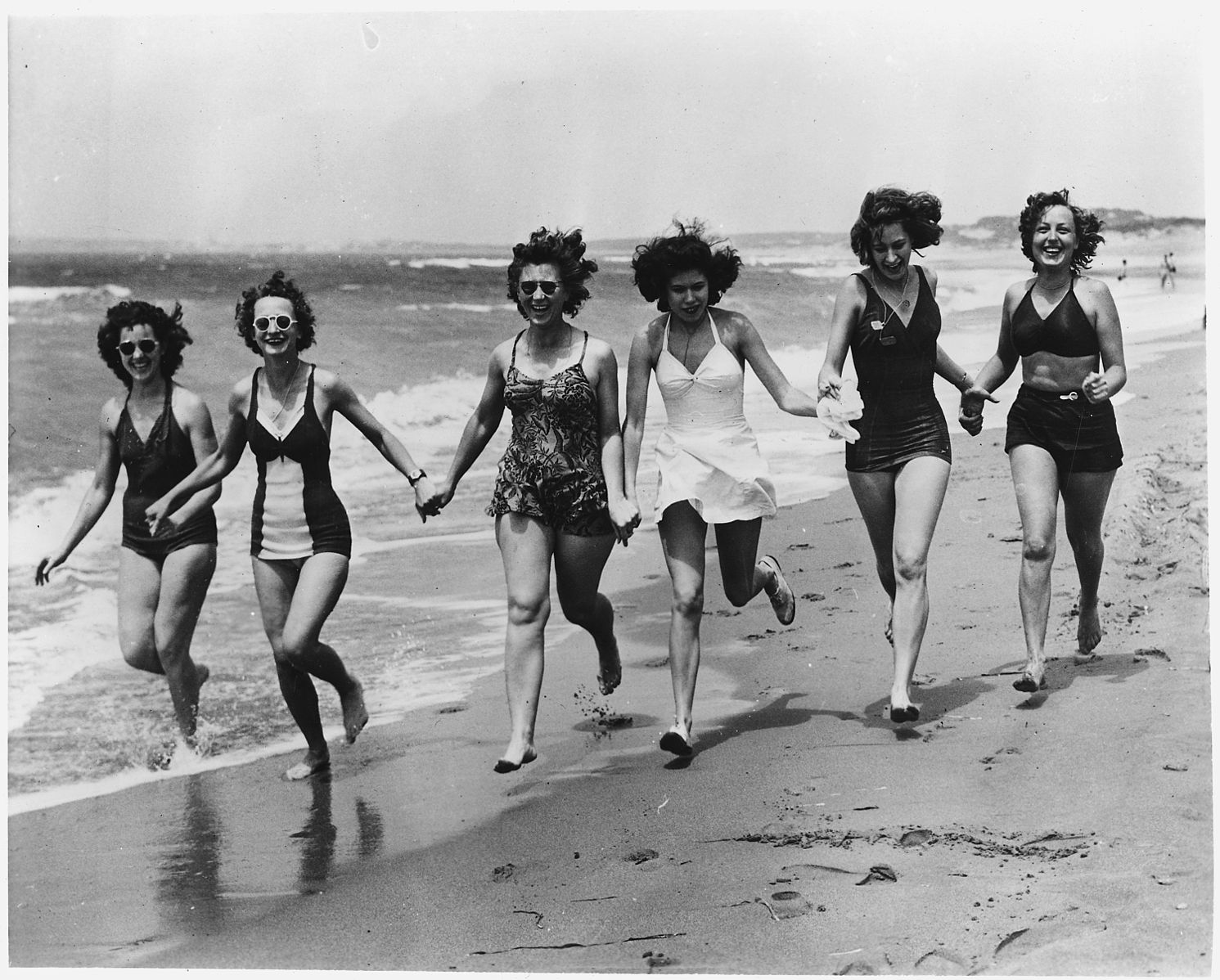 Mediterranean_Beach_Scene_-_Members_of_the_Womens_Army_Corps_stationed_in_North_Africa._Recreational_periods_mean._-_NARA.jpg