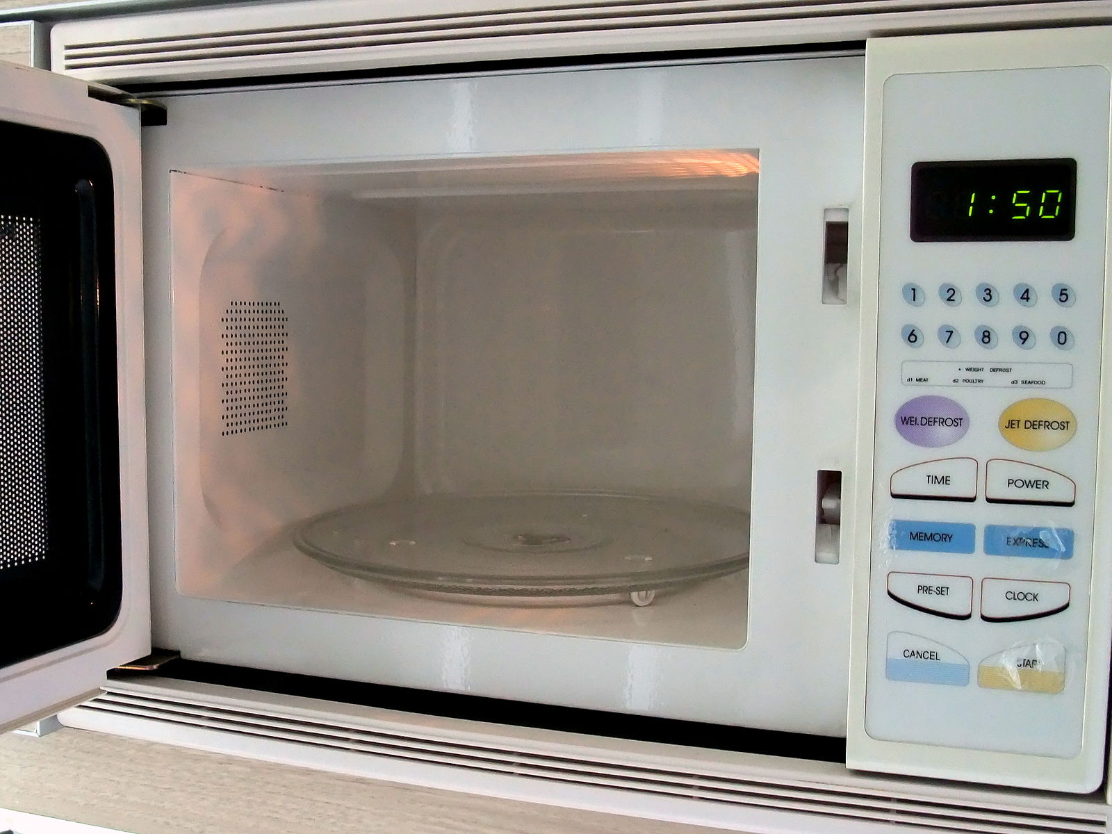 Microwave_oven_interior.jpg