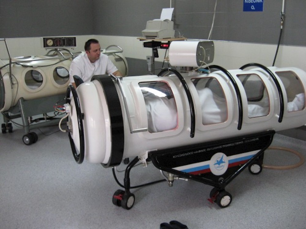 Monoplace_hyperbaric_chamber.jpg