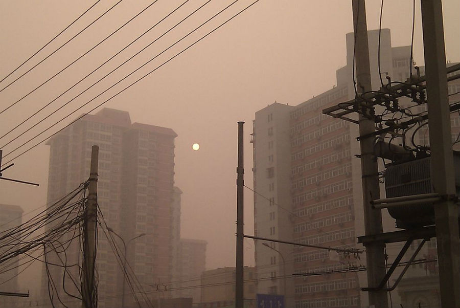 Morning_smog_in_Beijng_Chaoyang_district_-_panoramio.jpg