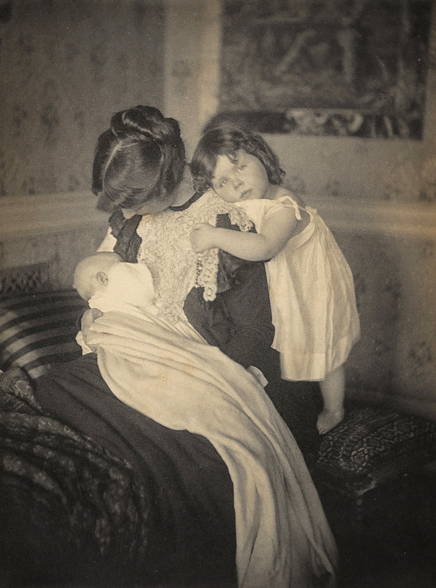 FASCINATING VINTAGE PHOTOS OF MOTHERS BREASTFEEDING REVEAL THE 1800S AND 1900S TREND FOR NURSING PORTRAITS – BEFORE THE PRACTICE BECAME TABOO