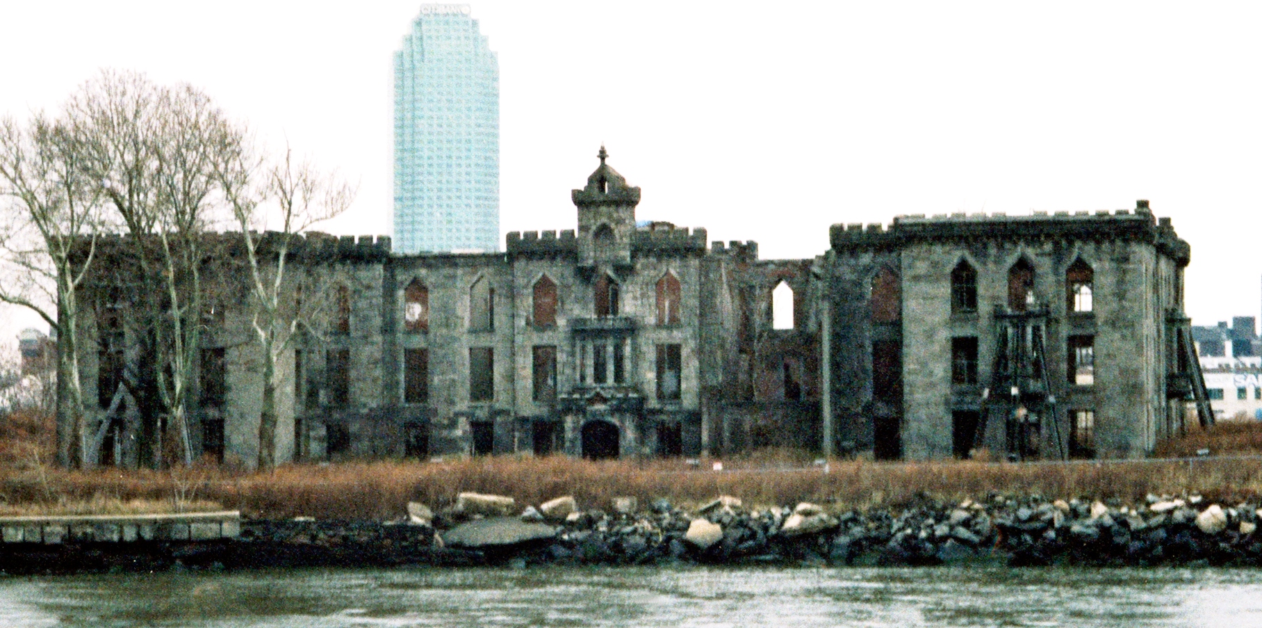 New-York-City-Roosevelt-Island-Smallpox-Hospital-Eingangsfront-1996_crop.jpg