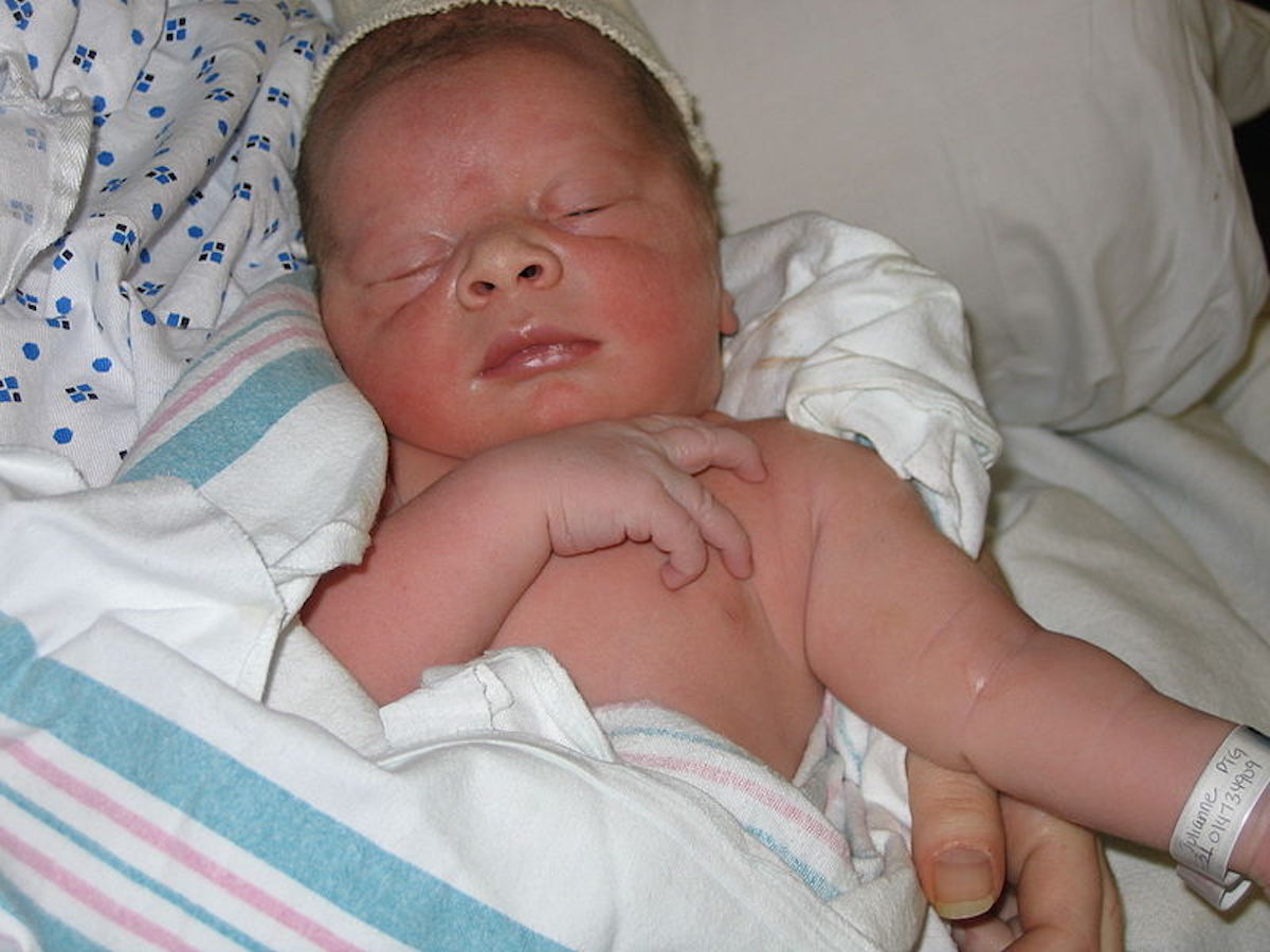 Newborn_baby_May_7_2005.jpg