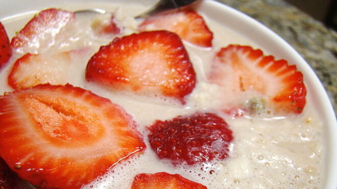 Oatmeal_in_Hazelnut_Kreme_and_Strawberries_(4837814834)