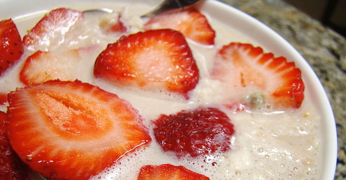 Oatmeal_in_Hazelnut_Kreme_and_Strawberries_(4837814834)