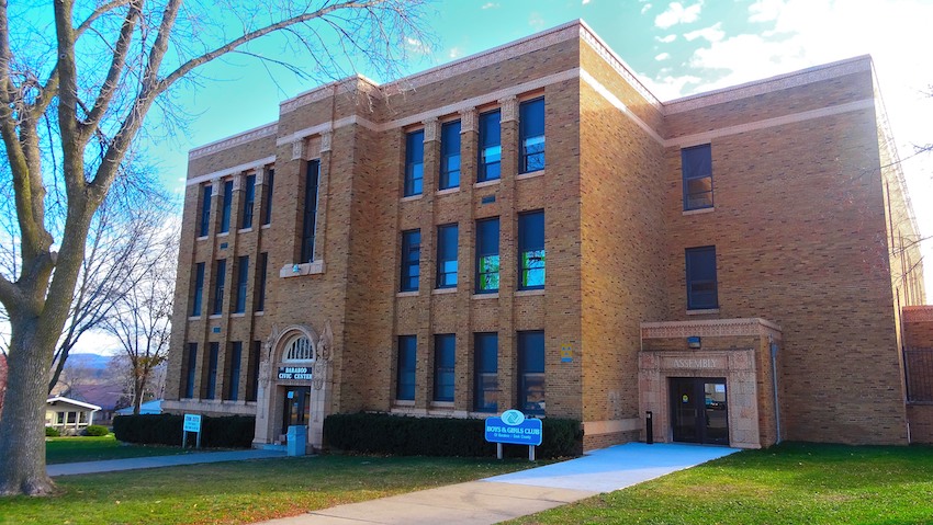 Old_Baraboo_High_School-Baraboo_Civic_Center_-_panoramio.jpg