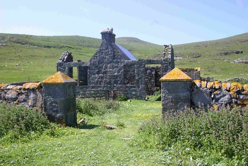 Old_School_house_Mingulay.jpg