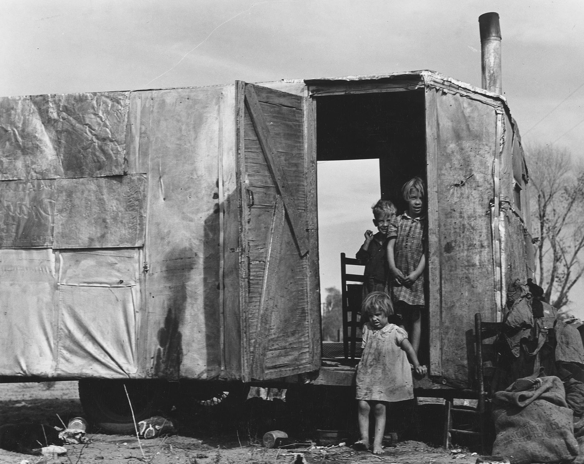 On_Arizona_Highway_87_south_of_Chandler._Maricopa_County_Arizona._Children_in_a_democracy._A_migra_._._._-_NARA_-_522528.jpg